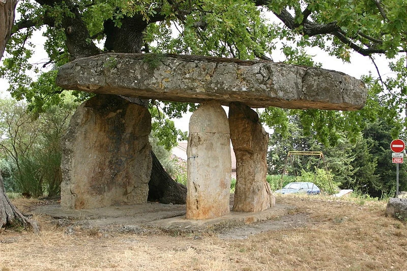 Dolmens dans le Var : carte et découverte des principaux sites mégalithiques
