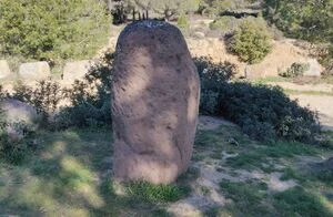 Menhir d'Aire-Peyronne à Saint-Raphaël — photo 2
