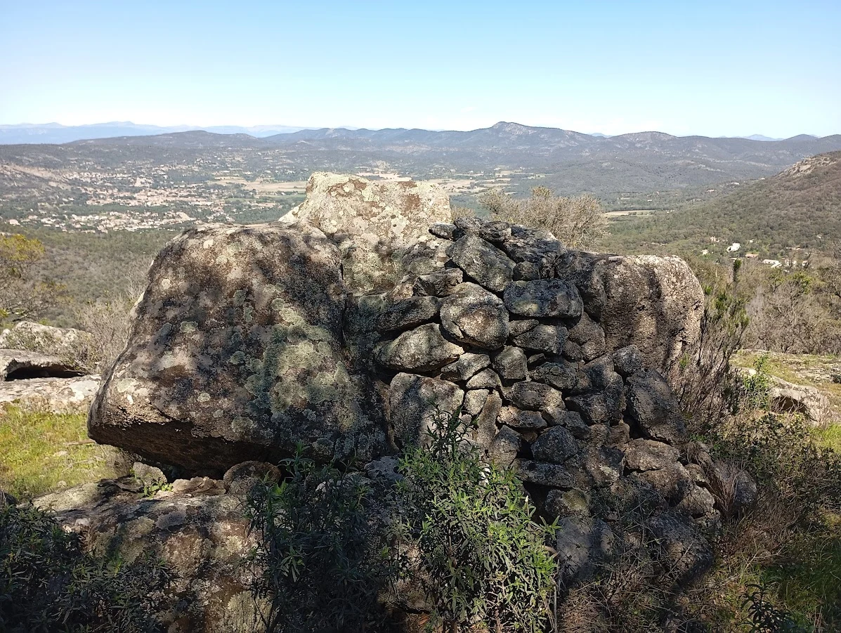 Vue du site Site néolithique de hauteur des Moulières