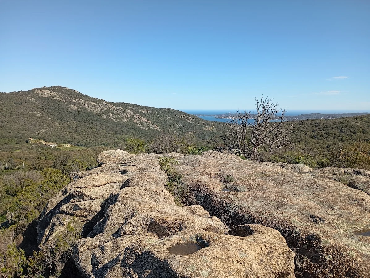 Vue du site Site néolithique de hauteur des Moulières
